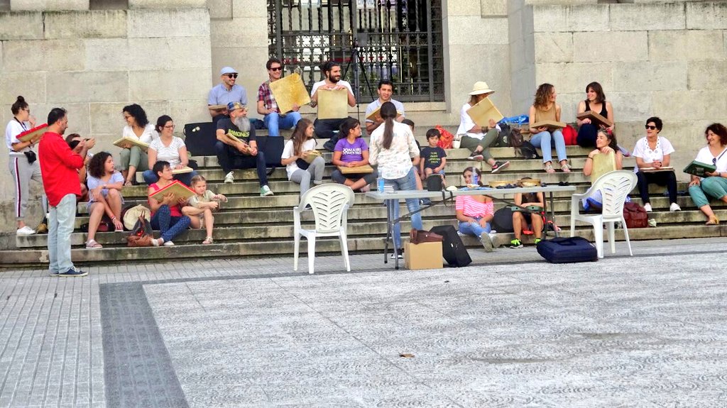 Obradoiro de <a href="/ardelloeixo_/">Ardelloeixo</a> na Praza de Galicia “O Pandeiro nas Cortellas” (Xulia Feixóo) #acoruña