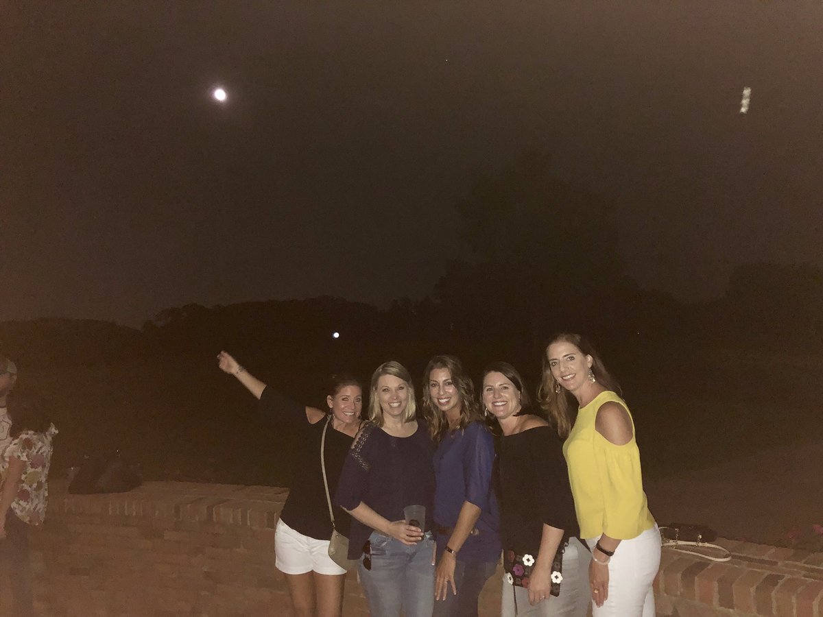 JenCarfagno's tweet image. Beautiful evening last night. The sunset, the moonrise, the music #ConcertForACure @drivinncryin