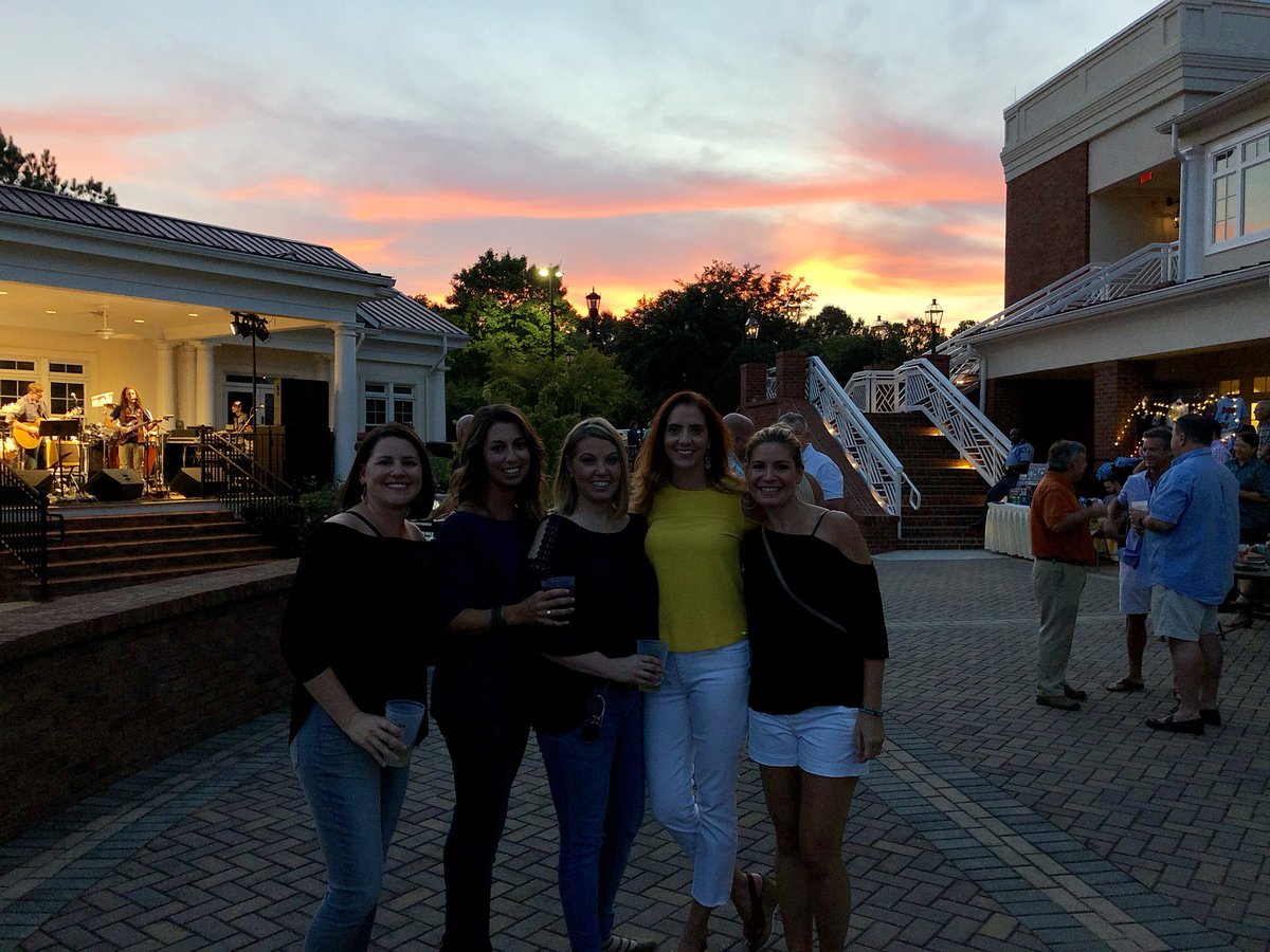 JenCarfagno's tweet image. Beautiful evening last night. The sunset, the moonrise, the music #ConcertForACure @drivinncryin