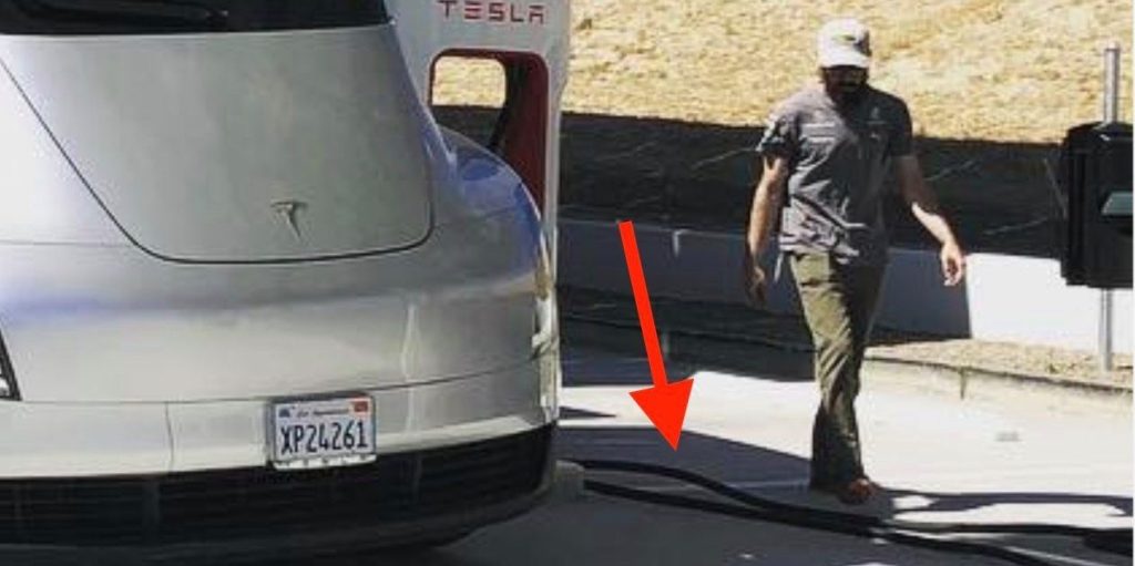 ElectrekCo's tweet photo. Tesla Semi made it 'across the country alone' with only Supercharger network and an extension cord, says Elon Musk | by @fredlambert https://t.co/25ntDq3H9y https://t.co/PDRNdArSQV