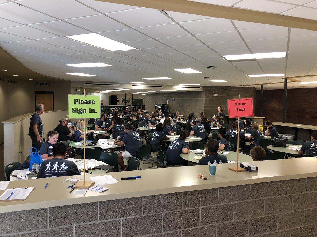 DMschoolsIB's tweet photo. @DMschools and @UnitedWayCI Volunteers assembled at Hoover to hit the pavement and re-engage students. #gradwalk2018 https://t.co/hkNxHHdMFi