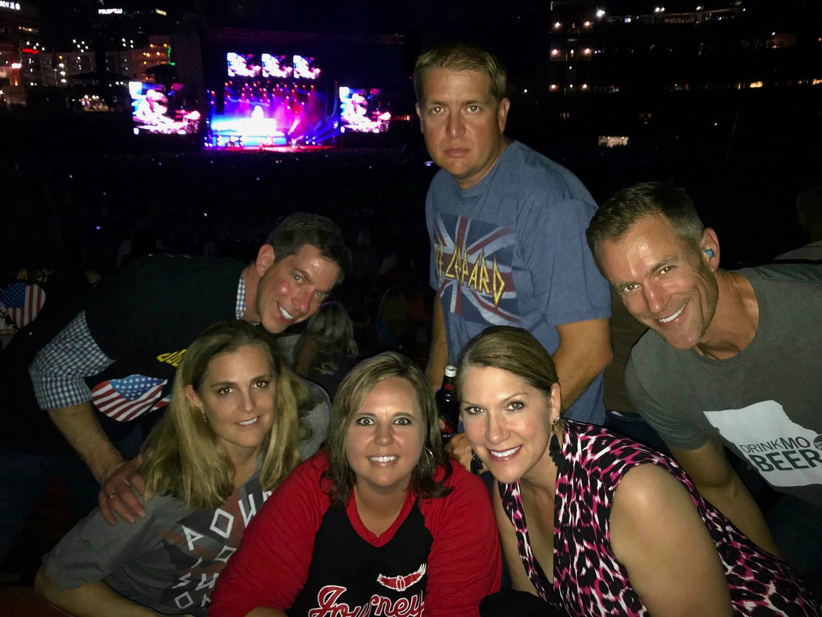 When the lights go down in the city...gotta photograph picture of...a good time with great friends!  <a href="/JimPaulAtty/">Jim Paul</a> @HR_Mindset <a href="/DefLeppard/">Def Leppard</a> <a href="/JourneyOfficial/">JOURNEY</a>