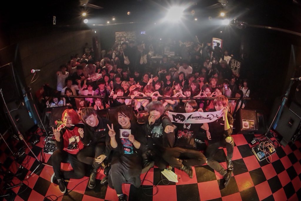 amenoseika's tweet photo. 昨日はRorschachくんのレコ発でしたああああ！！
いやああ、やっぱり素敵な日になりましたね、、！
Rorschachあらためておめでとう！

(集合写真の一番後ろで光に包まれながらLOVE DOLLポーズとっているのがamenoseika.です。)

楽しかったです！ ありがとう！ https://t.co/MaYKkxa7W3