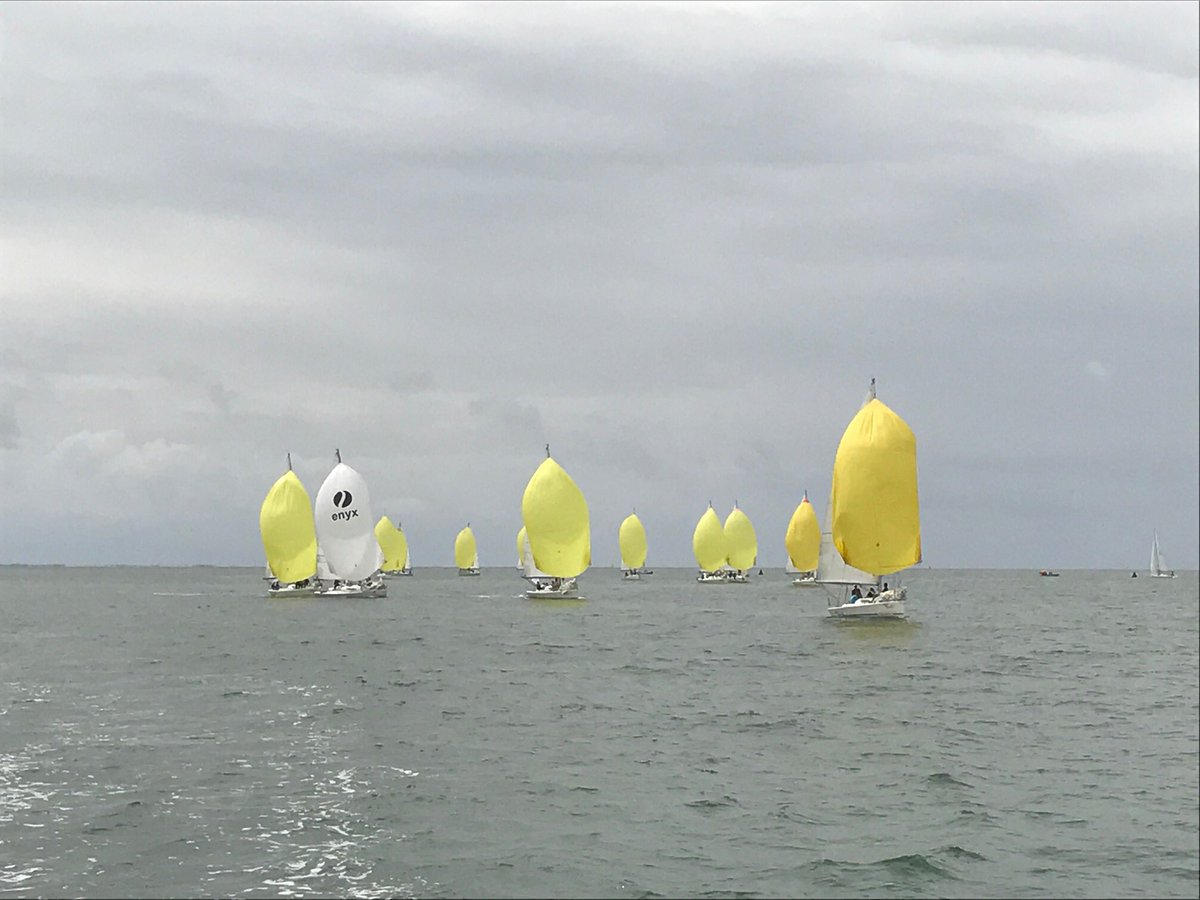 WAI_BNPP's tweet photo. A l’abordage ! Les équipes @wai_bnpp sont à La Rochelle à l’occasion de la #FrenchStartupCup ! Voici quelques photos en direct de la régate ! ⛵️ 
#FrenchTech #TeamBuilding https://t.co/MaNvdD0O7i