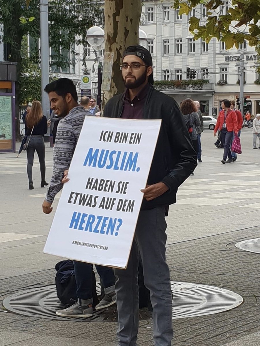 AhmadiyyaJugend's tweet photo. Für viele scheint die Frage, ob der Islam mit dem Grundgesetz vereinbar ist, noch immer unbeantwortet. Die #AhmadiyyaJugend zeigt in #Heidelberg in Gesprächen auf, dass der Islam doch zu Deutschland gehört.

#MuslimeFürDeutschland #Islam https://t.co/Hd4mSoefkj
