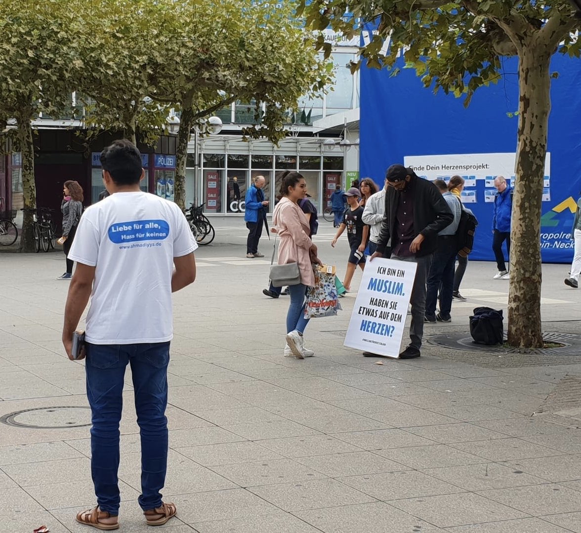 AhmadiyyaJugend's tweet photo. Für viele scheint die Frage, ob der Islam mit dem Grundgesetz vereinbar ist, noch immer unbeantwortet. Die #AhmadiyyaJugend zeigt in #Heidelberg in Gesprächen auf, dass der Islam doch zu Deutschland gehört.

#MuslimeFürDeutschland #Islam https://t.co/Hd4mSoefkj