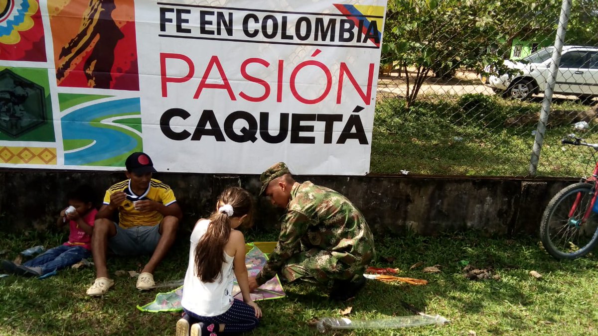 Ejercito_Div6's tweet photo. #SoldadosHorus del #Baeev19 pintan cielo de colores con niños de CDI Caminos de Luz en B/ Puerto Limón de @PuertoRico_Cqta. #PasiónCaquetá https://t.co/pK5jYUWIMf