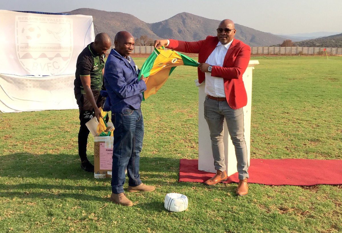 Baroka_FC's tweet photo. @Baroka_FC Donates playing Kit to
Kgalema Senior Secondary school.
In Mafefe.
#LennaKeMoroka
#GlobalOilQualityRefined
#ThatiCoverBabe https://t.co/egdh0oMXty