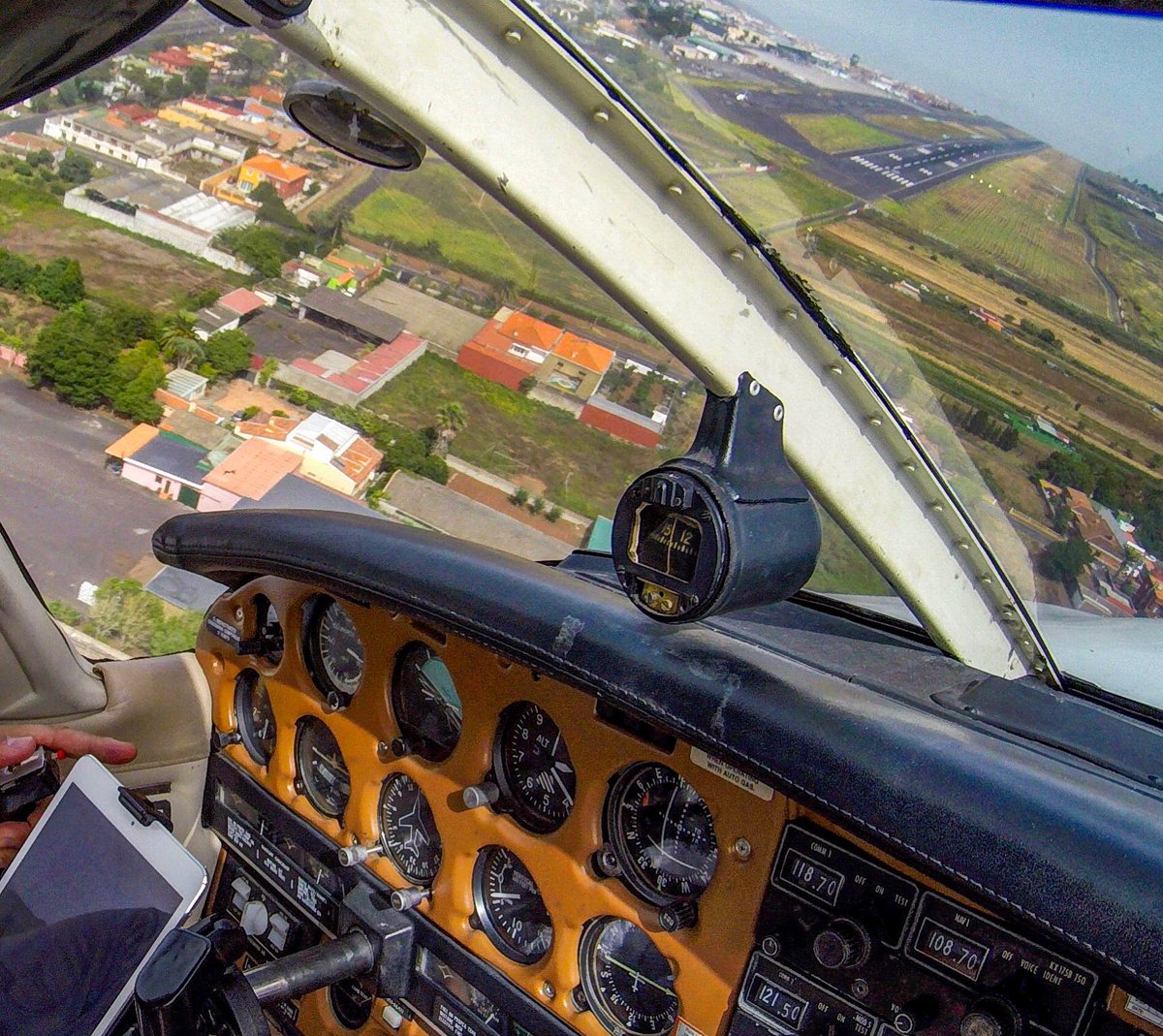 stani320's tweet photo. When you perform a short circuit overshoot the RWY centerline🤦🏻‍♂️🙈 #pa28 #piper #cockpit #cockpitphotos #cockpitview #pilot #aviation #flyinggopro #goprooftheday https://t.co/h5qNhQ81Cd