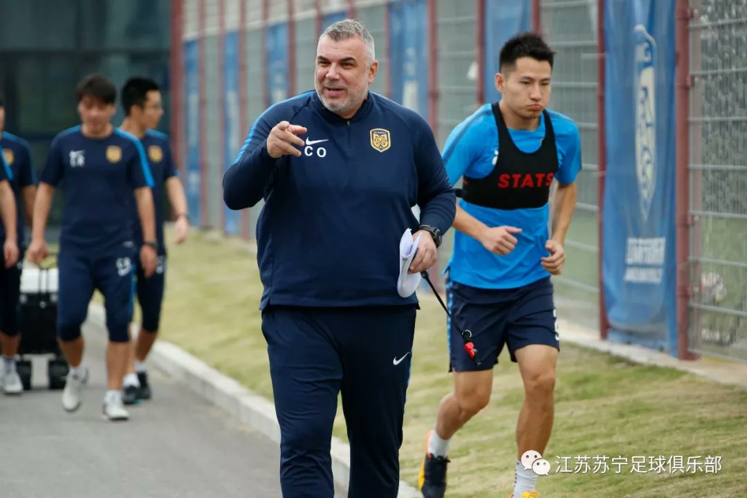 FCJiangsu's tweet photo. Olaroiu and Paletta joined press conference today. Olaroiu told media we have analyzed opponent's tactics and their recent update. We will try best to take 3 points from the match. https://t.co/fWsmi1jeuz