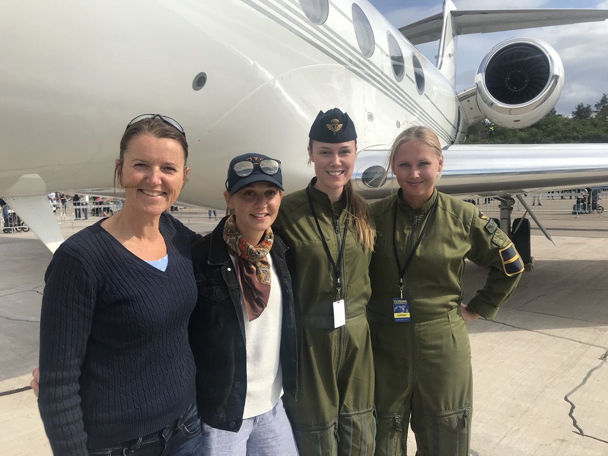 DanielDellham's tweet image. Unik bild! Fyra svenska kvinnliga stridspiloter från fyra kullar. Första började flygskolan 1990 och den senaste i år! Hoppas det kommer många fler efter dessa! @Forsvarsmakten #Flygvapnet #flygdag2018 @wisemanswisdoms @stridspiloterna