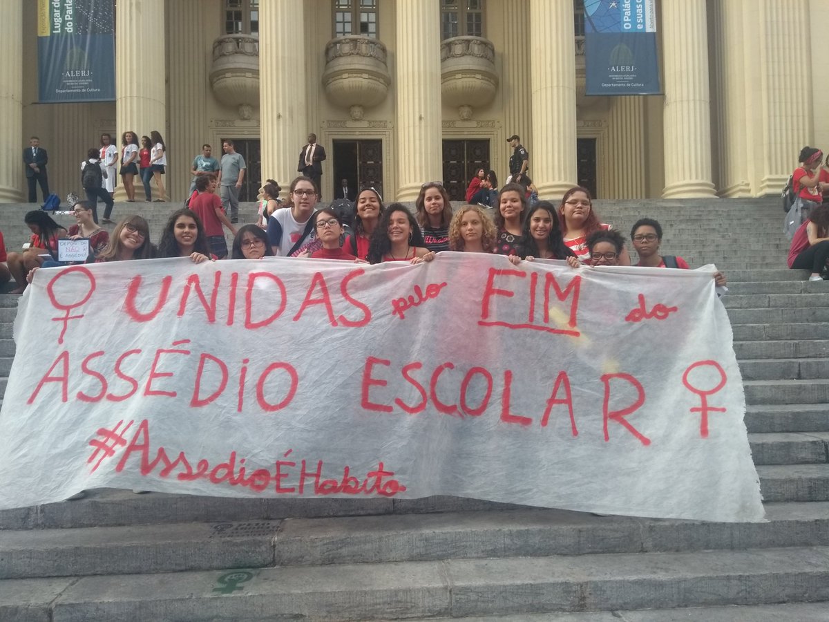 chapalenix's tweet photo. CEFETIANAS nas ruas! #AssedioEHabitoNoCEFET https://t.co/6i2UkEjcwQ