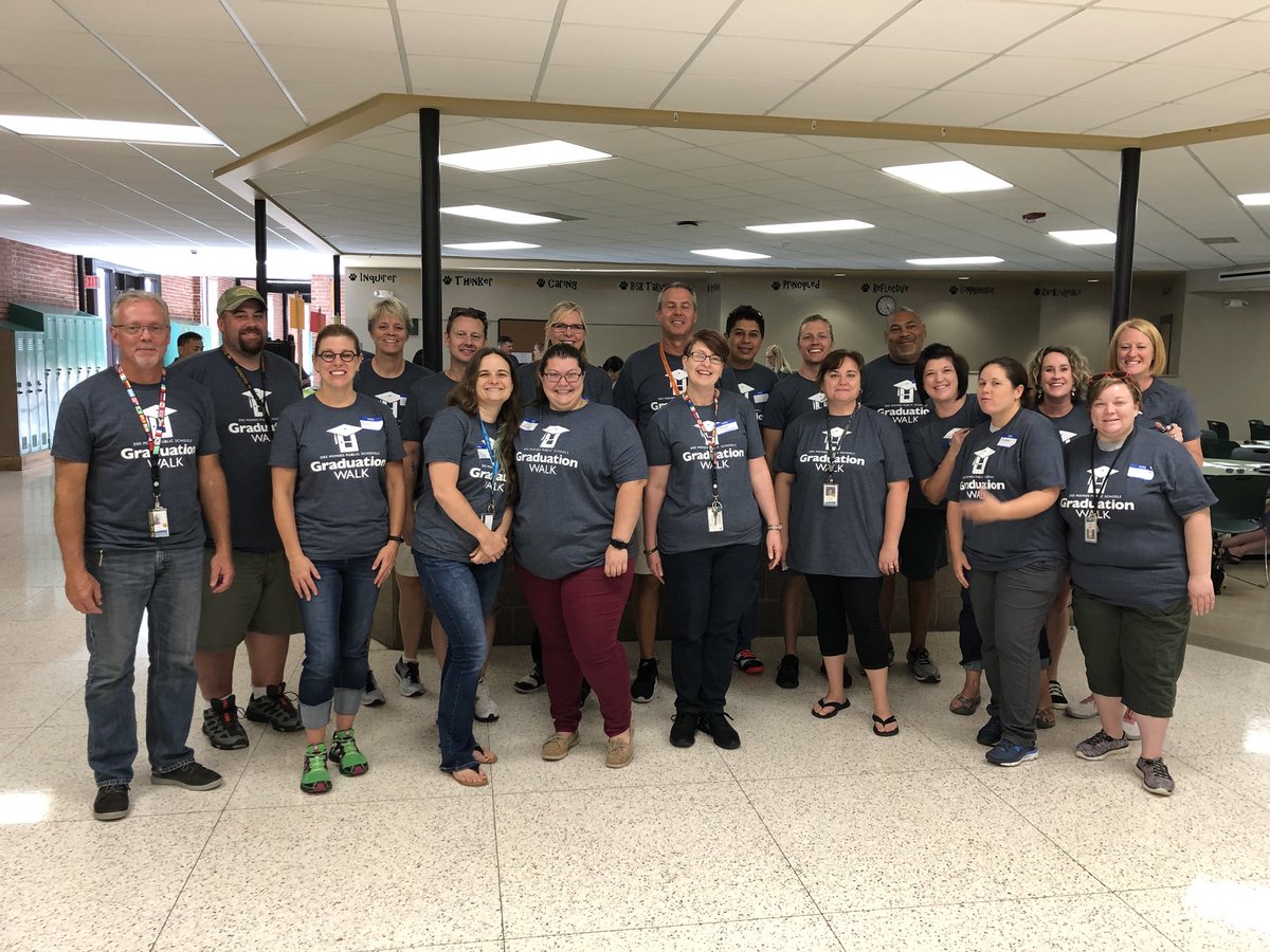HooverHuskies's tweet photo. Making a difference. Living our Mission. #GradWalk2018 #LiveUnitedDSM https://t.co/jR1SNjkkbn