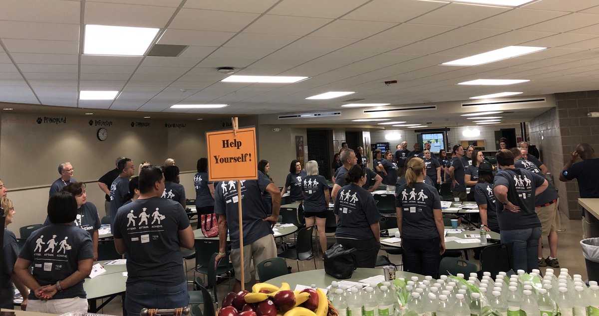 HooverHuskies's tweet photo. Making a difference. Living our Mission. #GradWalk2018 #LiveUnitedDSM https://t.co/jR1SNjkkbn