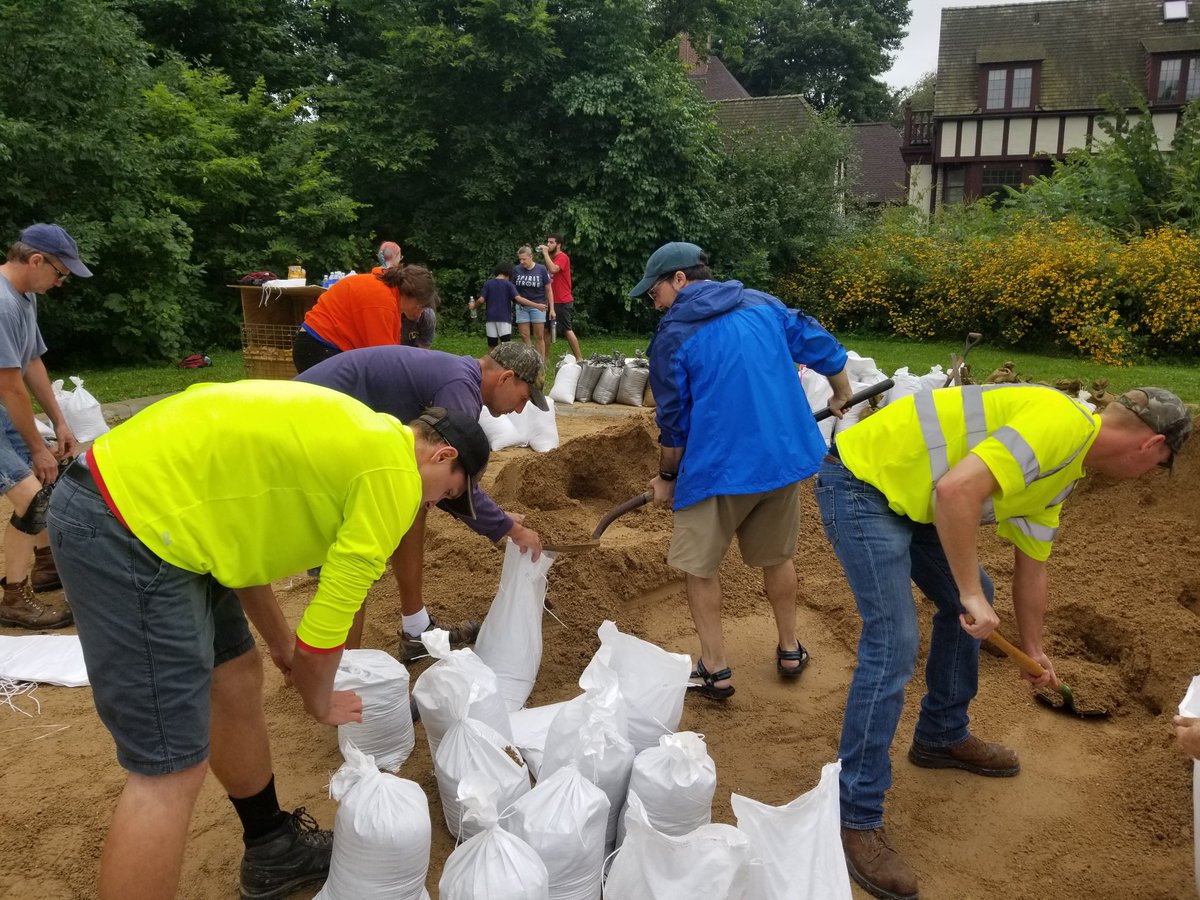 MadisonWIFire's tweet image. YOUR HELP NEEDED: If you're able to assist with sandbagging operations around #Madison, please sign up to volunteer here: cityofmadison.com/live-work/extr… (1/2) #madisonflood