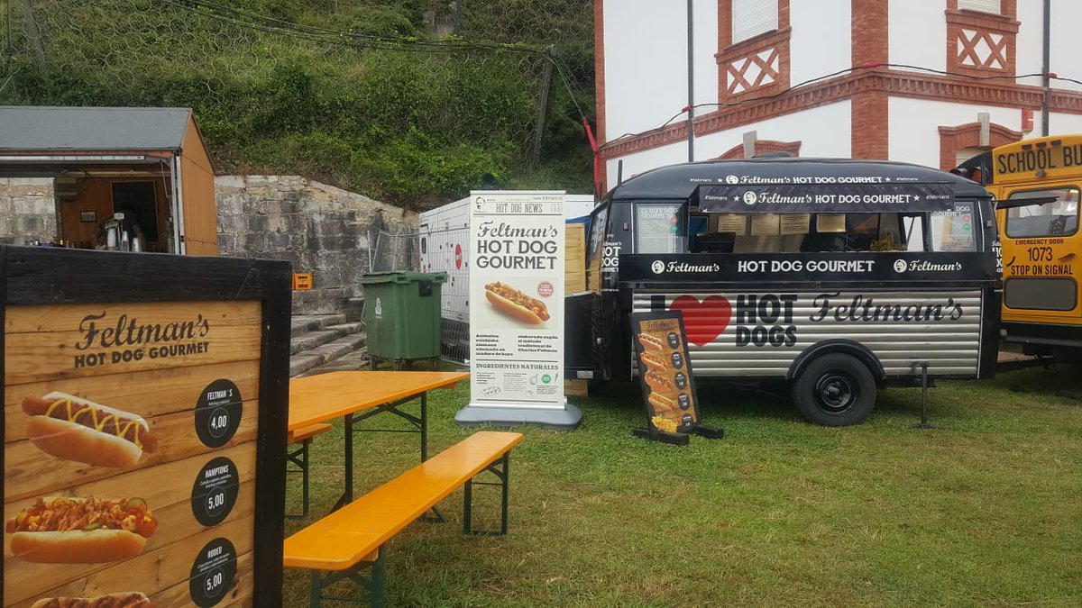 Feltmanshotdog's tweet photo. Gran fin de semana en el ya tradicional Fartukarte Street Food Festival en #Ribadesella. Un entorno único para un Festival único. #feltmans #hotdogs #gourmet @Fartukarte https://t.co/gfIk2KRv1z