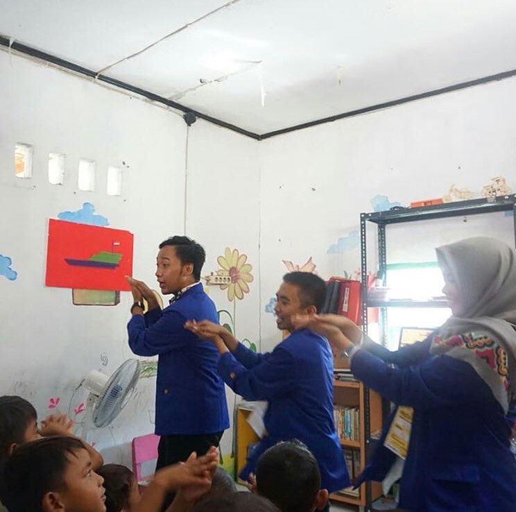 theschoolprjct's tweet photo. Sebuah kado dari The School Projects dan @bempknstan mengajar 120+ anak di tiga lokasi dalam rangka Dies Natalis @pknstanid 2018.

Ayo terus menginspirasi anak-anak Indonesia 👋

#PendidikanLebihBaik https://t.co/T1Rr53bsy0