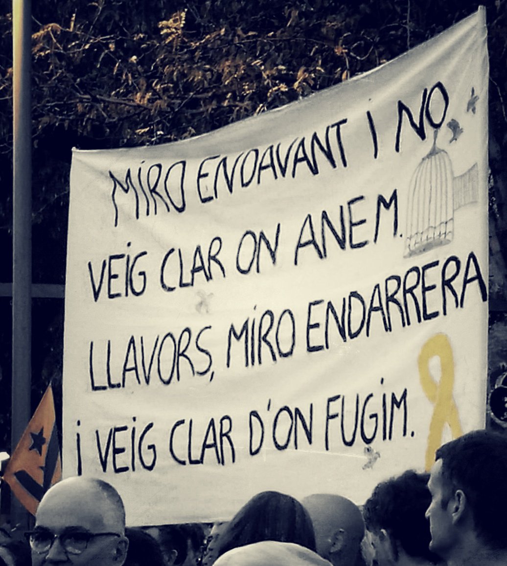 Esta pancarta que no es mia, me hizo exactamente eso, analizar de que huye el pueblo Catalan, y créanme que despues de viajar por medio mundo, les puedo garantizar que tienen toda la razon. Es para mi un privilegio pertenecer a esta  tierra.Visca Catalunya Lliure de Fascistas.