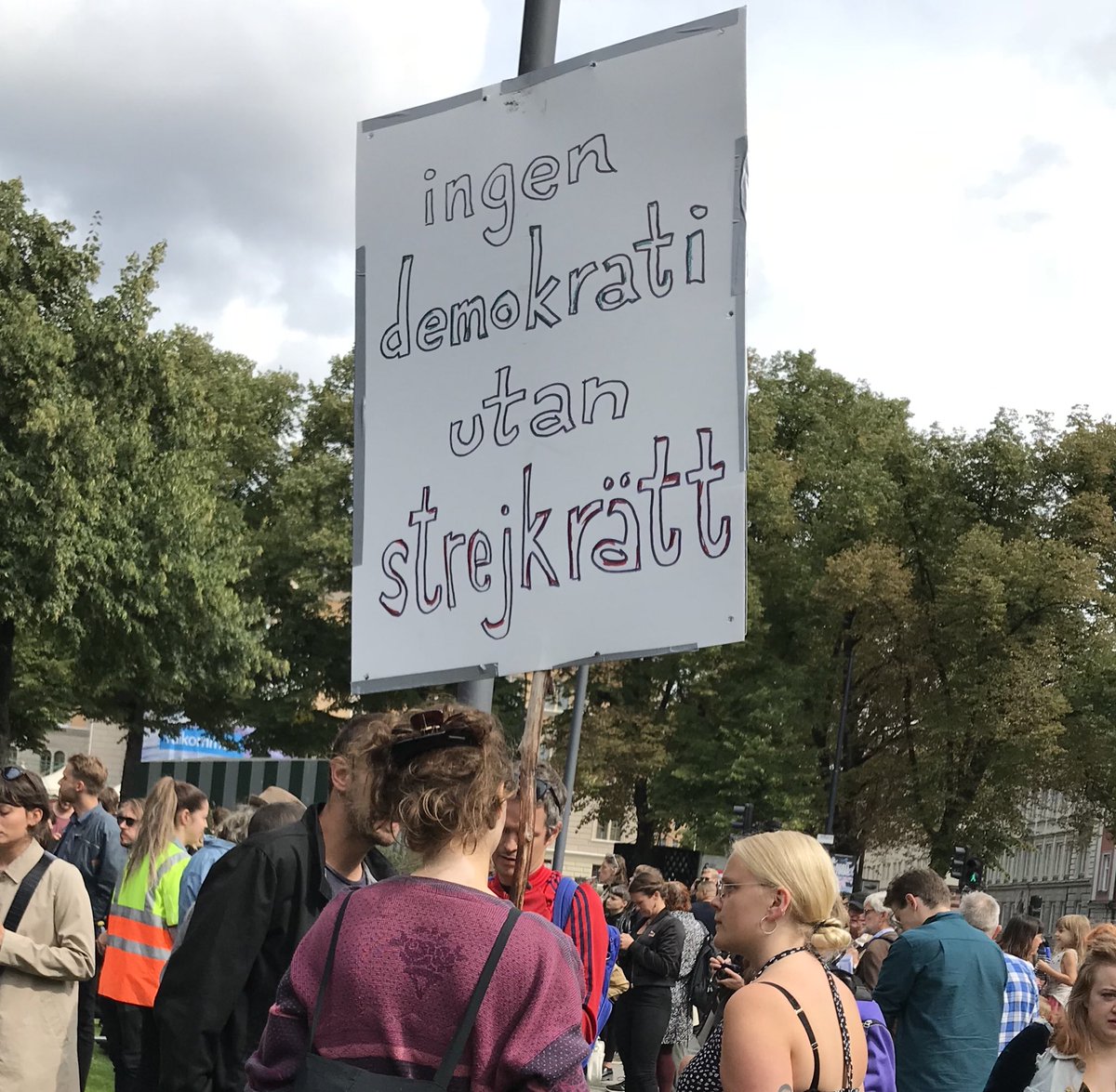 Arbetaren's tweet photo. Just nu på Norra Bantorget #StrikeBack ”LO-ledningen har inte medlemmarna med sig - Släng förslaget om inskränkt strejkrätt i papperskorgen” https://t.co/xzlfpQjkN9