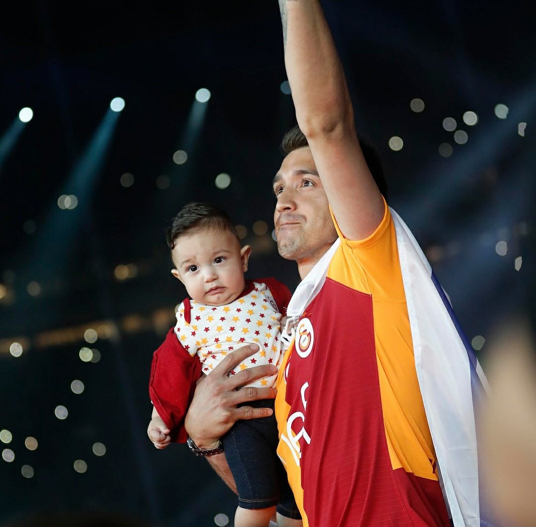 ASYSokakcom's tweet photo. Aldıkları her kaleciyi "Türkiye'nin en iyisi" ilan edenlere duyurulur. Fernando Muslera hala Türkiye'de. https://t.co/cWpwdXi1We