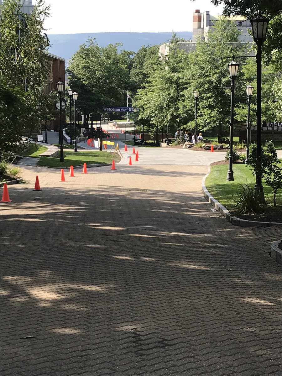 lscottrivera's tweet photo. Good morning #Royals2022! @univofscranton Move In Day has arrived. We can’t wait to have you and your families back on campus 😎💜👍See you soon!! #formationfun https://t.co/9fsjwW68xe