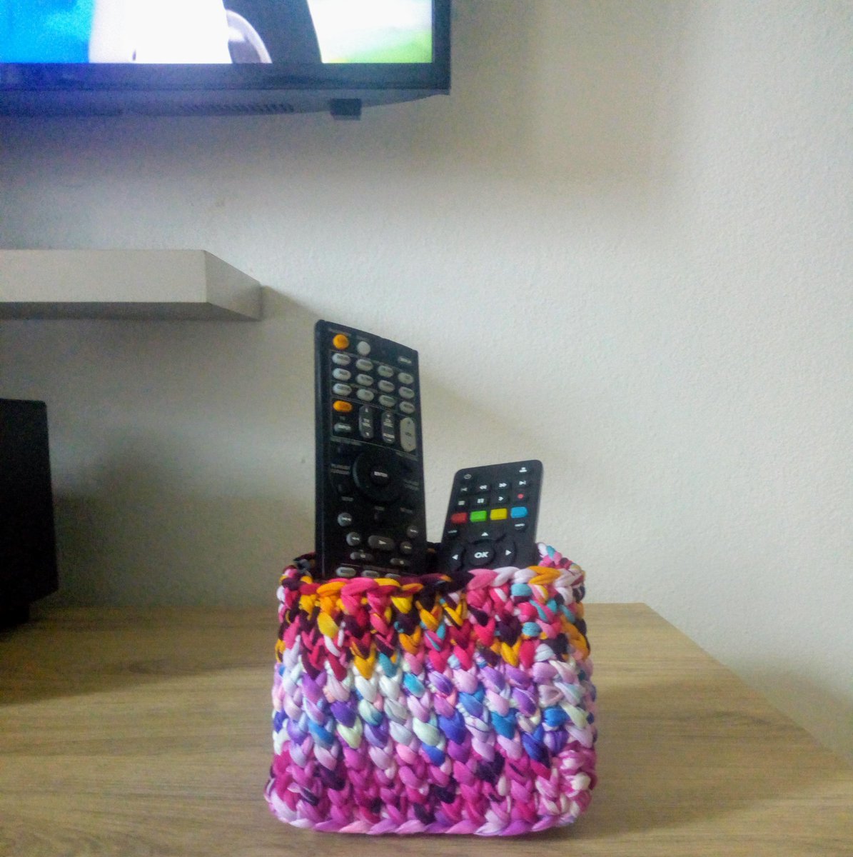 AxelDesign_AD's tweet photo. Range télécommande
#axelledesign #axelledsign #BonPlan #ideecadeau #ideagift #blackbusinessowner #BlackEntrepreneur #FemmeEntrepreneure #handmade #africanproducts #artisanat #africanhandmade #Inspiration #homedecorideas #petitamenagement #petitedecoration #creation #objetsdeco https://t.co/8bG4TuSzMX
