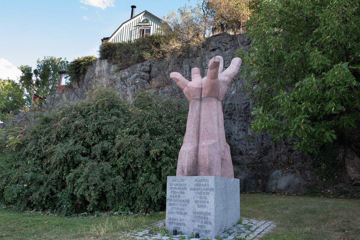 En Estocolmo existe este monumento llamado “La Mano”; así, en español. Está dedicada a los cercas de 600 voluntarios suecos que participaron en las Brigadas Internacionales, entre 1936 y 1938. La obra es del escultor sueco Liss Eriksson. © <a href="/josecamo_/">José Camó</a>
