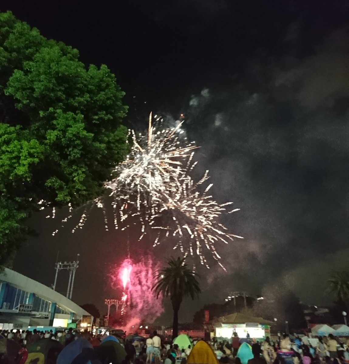 由詩 V系メタラーbba 花火があがったよ 10分ぐらいだったけど 素敵でした ˊᵕˋ としまえんの花火 年ぐらい前までは毎週土曜に打ち上げてたなぁ 懐かしい としまえん ナイトプール 花火