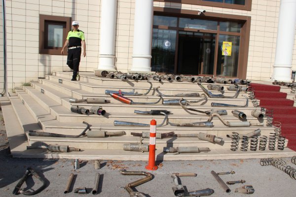 Düzce Polisi şehirde abartı egzozlu araç bırakmadı. Tebrik ediyorum.

İnsanları rahatsız etmekten başka hiçbir işe yaramayan bu anlamsız zevkten vazgeçmeyenlere daha ağır cezalar verilmelidir.