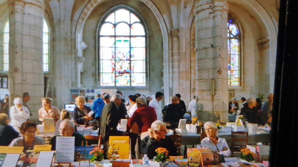 Vincent__Thomas's tweet photo. La première édition de #ToucyStoric, journée du livre d'histoire, a démarré fort ce matin et se poursuit jusqu'à 18 heures dans le cadre étonnant de l'église #SaintPierre. #Puisaye @lyonne_fr @ToucyS @VieuxToucy https://t.co/JXDdJc1RTc