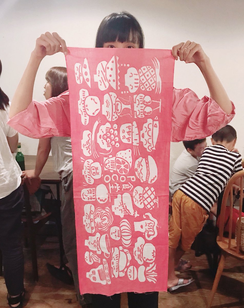 食堂pocoのオリジナル手ぬぐいの絵を描かせてもらいました?まずは出来立てホヤホヤほかほかの写真です?明日8/26の食堂pocoでのサンデーマーケットでも販売、通常営業時も店舗にて購入できます?