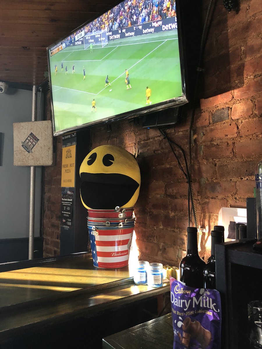 LGoonerHoward's tweet photo. Yours truly is pulling pints #EPL #IndigoMurphys https://t.co/B99wXr9hIO