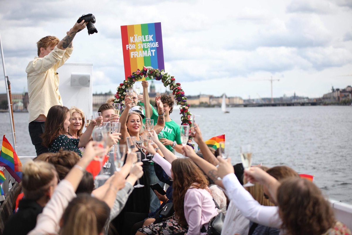 Csthlm's tweet photo. Kärleken övervinner allt! 💚#08pol #Sthlmpol https://t.co/ogFDKvWTTL