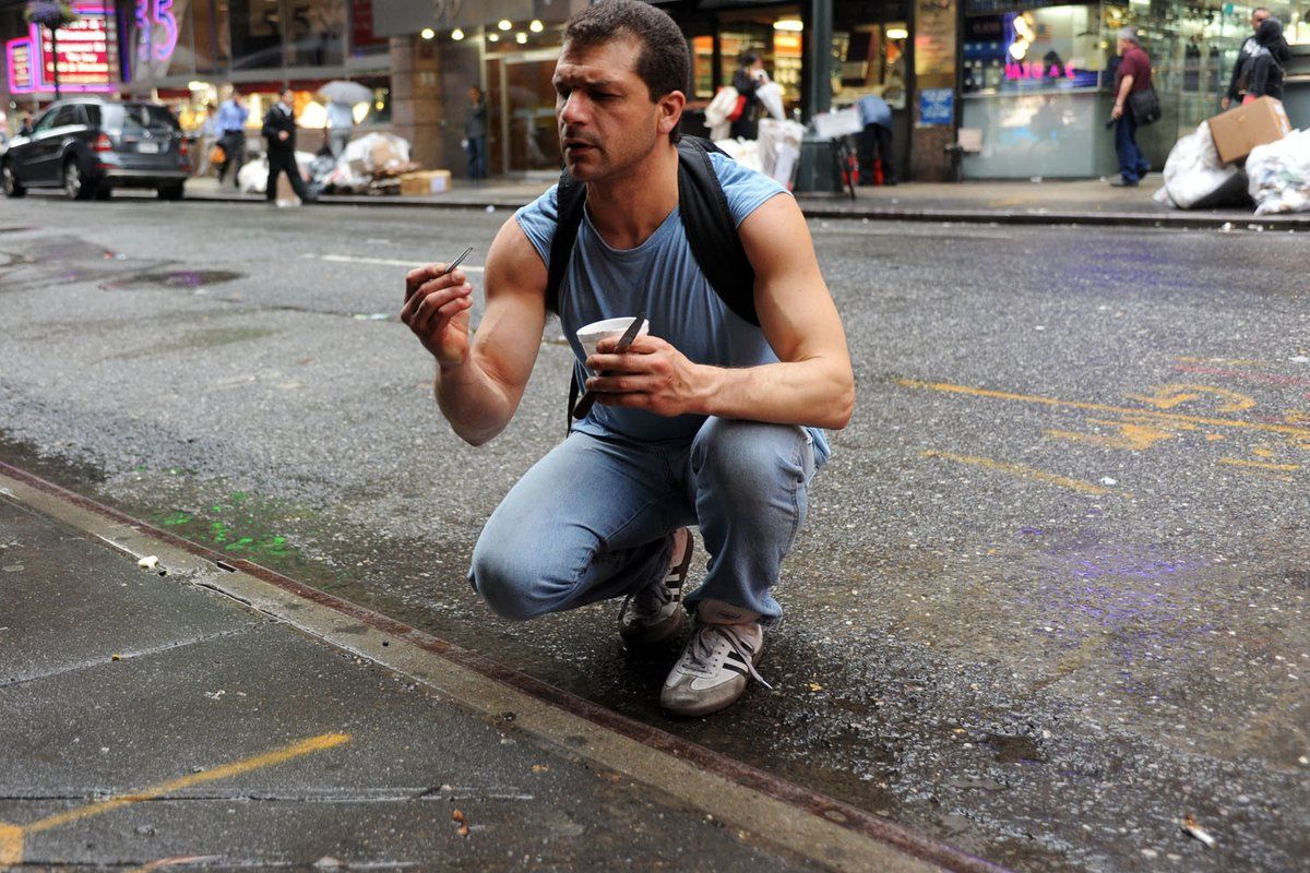 люди ходят на улице. дорогу покажешь. люди на улице. люди в городе. девушка на улице.