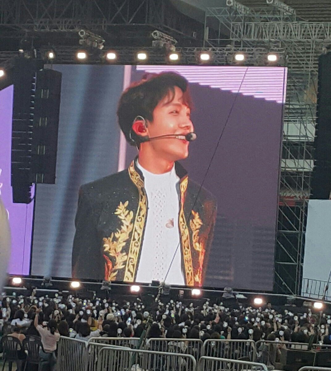 vminkk's tweet photo. I also want to see the smile of Hoseok in Paris. In October I will see the most beautiful and brightest of the sun

#BTSLoveYourselfTour #LoveYourselfInSeoul https://t.co/hOCCrXEt7v