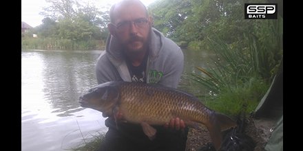 sspbaits's tweet photo. NEW SSP Team member Joseph Morrison with a nice common that fell to the ever reliable MONSTER-X boilies... #TeamSSP - "Good Things Come To Those That Bait!" - https://t.co/YAiov188WQ | #SightSmellPalate #SSPBaits #SystemX #MonsterX #SSPElements #AllSeasonSystemX #WashedOutPopups https://t.co/GwnP5HjLsd