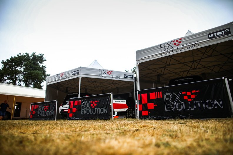 Rallycross_FR's tweet photo. NEWS : Arnaud @tsamere sera présent au #Rallycross de #Mayenne au volant d'une Twingo R1 #RXEvolution ! Plus d'infos à venir ! #RallycrossFrance https://t.co/T26igd4W1g