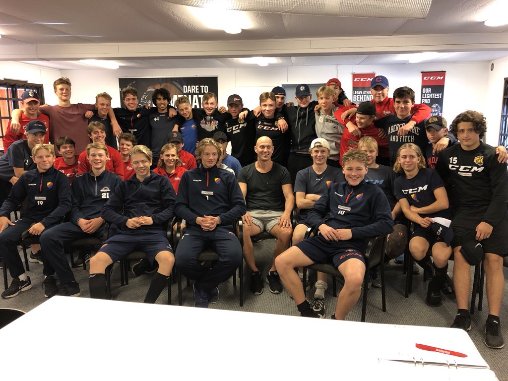 magwelin's tweet photo. Det årliga uppskattade besöket av @Fimpen20 Många kloka råd till alla spelare, oavsett om de kommer spela TV-pucken eller ej.
#fimpen #sthlmsyd #tvpucken2018 https://t.co/zSrNDIaV4c