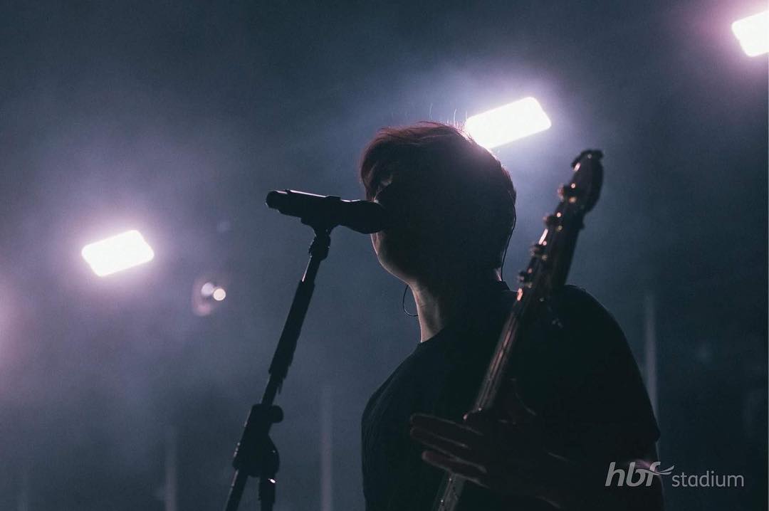 5SOSUpdatingTR's tweet photo. Yeni fotoğraflar!
Calum!
#MYTPerth https://t.co/bRYTJ9HW0z