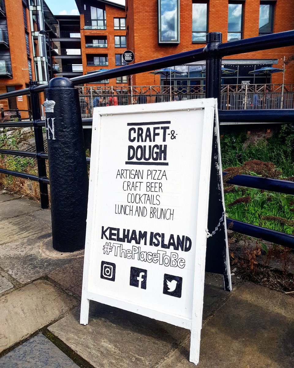 REPRESENT 🍕🍻
•
Spend some of your bank holiday in #kelhamisland ... and you'll see why it's the #placetobe 😎.
•
Servin' that pizza and comfort food all weekend and bank holiday Monday too!
•
Have a blast, have a beer!