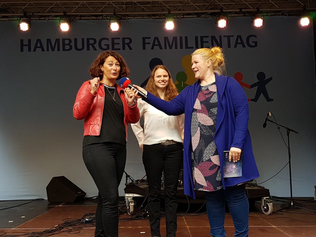 Diana Rickwardt, Vize-Präses der <a href="/hkhamburg/">Handelskammer Hamburg</a>, Familiensenatorin @melanieleonhard und Moderatorin <a href="/ankeharnack/">Anke Harnack</a> wünschen allen kleinen und großen Besuchern einen spaßigen #familientagHH. Bis 18h steppt noch der Bär im Rathaus-Innenhof.