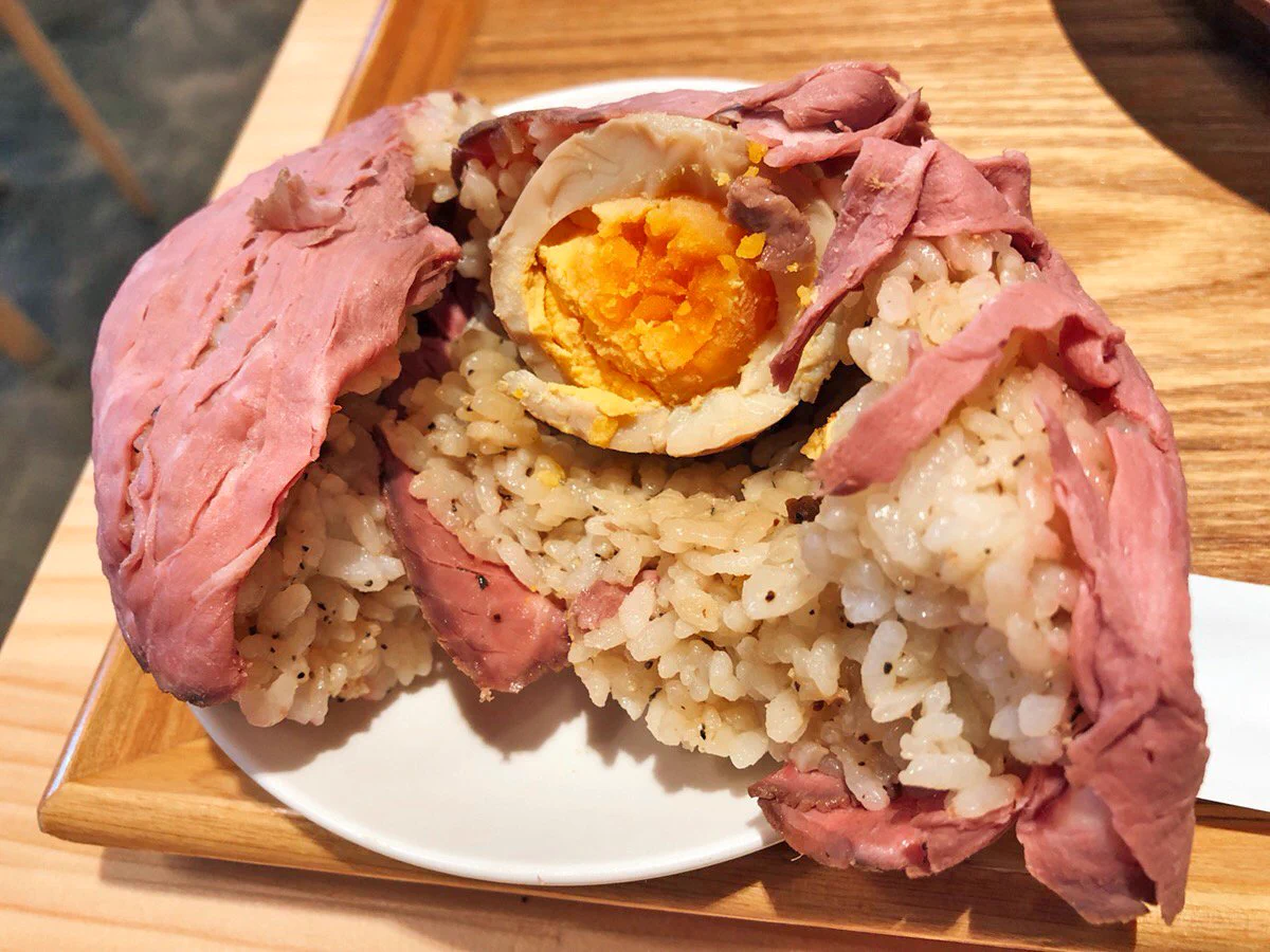 秋葉原に行ったらこれを食べるべき？ローストビーフおにぎりの破壊力がすごいｗｗｗ