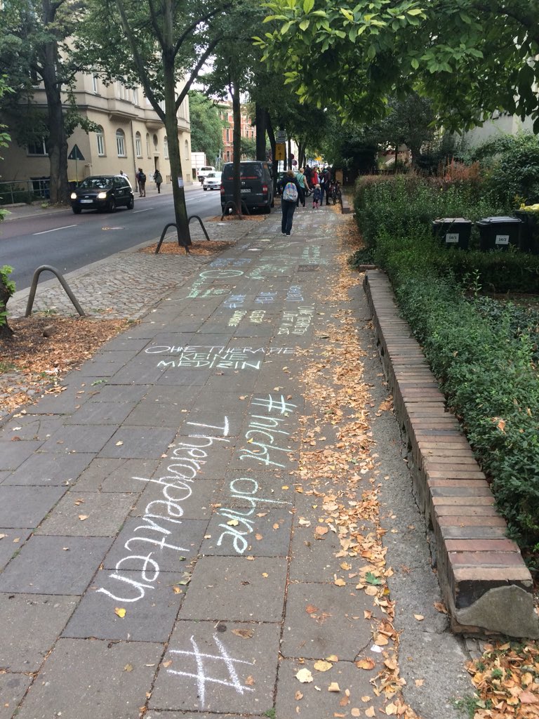 FriedLembert's tweet photo. Heute bei der #Kreideaktion #Therapeutenamlimit in @stadt_halle. #Schulterschluss forcieren. https://t.co/vv2MnT2PDr