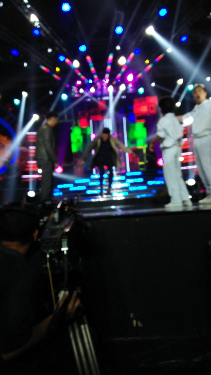valencianolover's tweet photo. THR ENTRANCE OF THE ONE AND ONLY MR. PURE ENERGY!!!!!!!!! (okay blurred because my phone auto-focused)

#YFSFAllStarReunion #GaryValenciano @GaryValenciano1 @AngeliPV @manila_genesis https://t.co/1OL15GCPNc