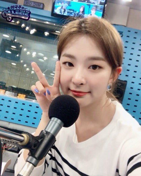 rosasseu's tweet photo. ⠀⠀ 
                  MusicBank sonrası Luvies için küçük bir sürpriz zamanı. ㅎㅎㅎ Bu açık renk saçlarımla olan son selcamdı! 😱 Güncellenmiş #seulgi’yi görmeye hazırlanın. 
⠀⠀ https://t.co/TEI93HZA5E