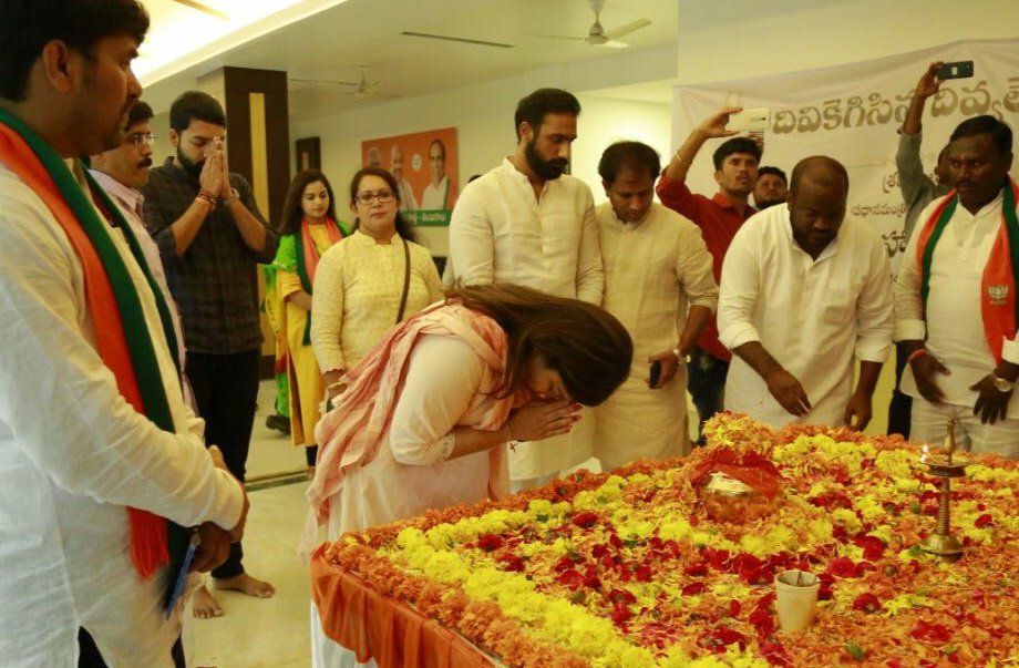 poonam_mahajan's tweet photo. Offered my tributes to the asthi kalash of Former PM &amp; Bharat Ratna Shri Atal Bihari Vajpayee ji at BJP office in Telangana. https://t.co/xcaZI0B9Zg