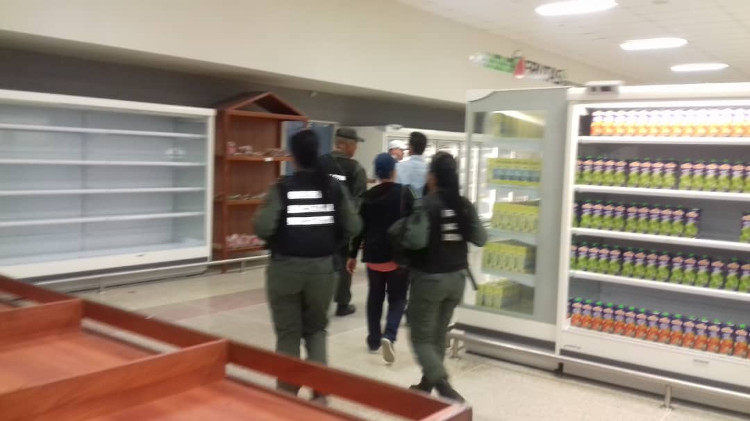 sundde_ve's tweet photo. #LARA | Continúando la batalla por defender los Derechos Socioeconómicos del Pueblo venezolano, luego de una fiscalización donde presuntamente se cometía el delito de especulación, fue puesto a órdenes del MP el gerente responsable del Hiper Líder Tamaca. #NuevoOrdenEconomico https://t.co/za00LoDDgn