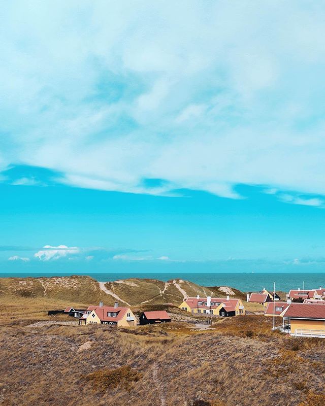 Skagen is known for its yellow houses with red roofs. Have you ever been to this part of Denmark?
.
Thanks for letting us share your #Skagen moment emmavo 🙏
.
#visitdenmark #denmark #northjutland visitnordjylland #iconicplaces
(Photo via Instagram)