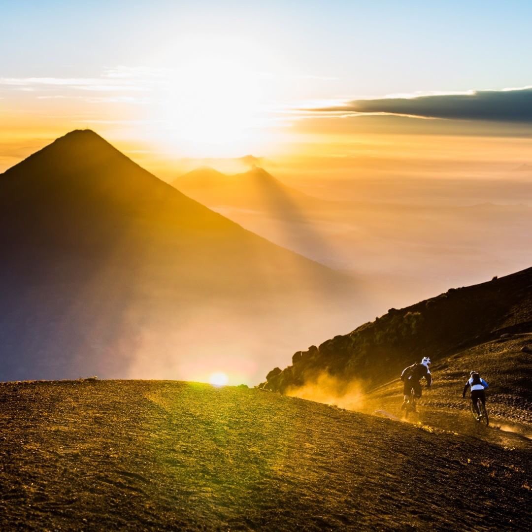 Te deseamos un gran sábado desde 3,000 Mts. en el volcán de Acatenango y está hermosa vista.
#fotodeldía @magazinegeo