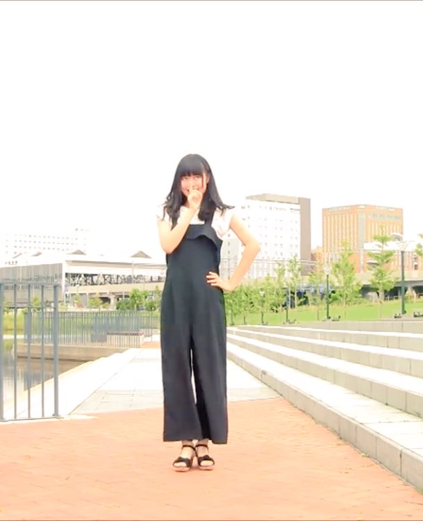 zensho_life's tweet photo. 『ひま&amp;むにこむ』の「お気に召すままを踊ってみた」の動画、ハマりすぎてエンドレスリピートしてて可愛すぎる仕草を2つ見つけてしまった。

1枚目はさりげなく服をつまんでる。
2枚目は左上を見てておとぼけ顔。
#ひまむにこむ #お気に召すまま https://t.co/b43TLcqgDs